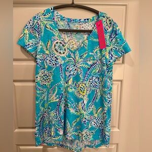 NWT Lilly Pulitzer Women’s Etta V-Neck Tee Shirt Bermuda Blue Turtle Szn Size XS